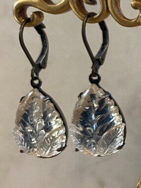 Beautiful vintage style leaf earrngs